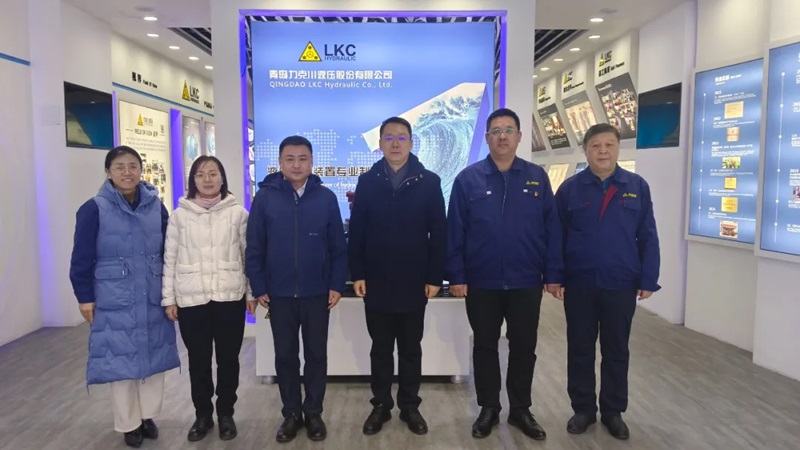 高新區(qū)工委委員、管委副主任張建軍一行蒞臨青島力克川液壓股份有限公司調研指導1.jpg